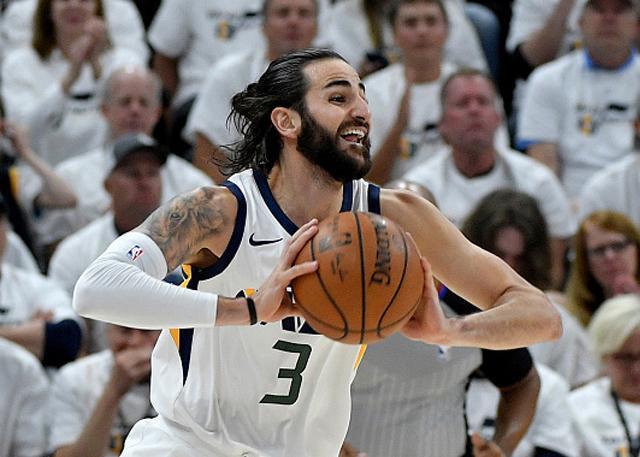 包含今夜犹他爵士备战足总杯，官宣签约细节曝光，媒体盛赞，赛季目标并未改变的词条